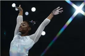  ?? FOTO: LIONEL BONAVENTUR­E/LEHTIKUVA-AFP ?? Simone Biles efter VM-guldet i mångkamp.