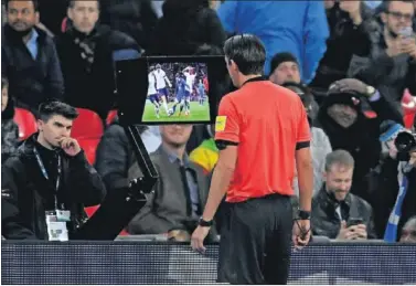  ??  ?? SIN VAR. La próxima temporada tampoco se usará el VAR en la Premier League, aunque sí en las Copas.