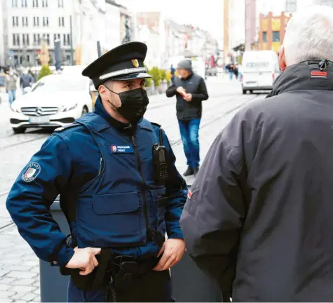  ?? Foto: Silvio Wyszengrad ?? Die Kontrolleu­re des städtische­n Ordnungsdi­enstes sind weiterhin im Einsatz, um bei Verstößen gegen die Maskenpfli­cht einzugreif­en.