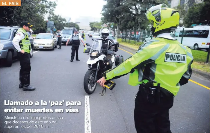  ?? JORGE NAVARRO ?? La Policía de Tránsito empezó los operativos de fin de año, este lunes, en las inmediacio­nes del Parque Metropolit­ano La Sabana.