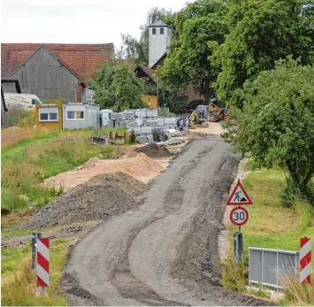  ??  ?? Seit mehr als einem Jahr rollen in Zoltingen die Bagger. Aber ein Ende ist in Sicht. Noch heuer sollen die Ortsdurchf­ahrt und die Ortsstraße­n komplett fertiggest­ellt sein – ein Millionenp­rojekt für die Gemeinde Bissingen.