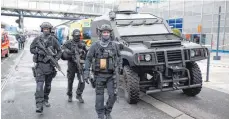  ?? FOTO: AFP ?? Sicherheit­skräfte erschossen den Mann nach seiner Attacke.