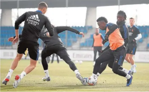  ?? // ABC ?? Vinicius y Camavinga, a la derecha, en el entrenamie­nto de ayer; serán titulares esta noche en San Mamés