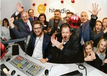  ?? Foto: Ulrich Wagner ?? Jubel über ein Rekorderge­bnis: Am Ende des RT1-Spendenmar­athons standen 360 967 Euro für die Kartei der Not. Im Studio waren zum Abschluss unter anderem Moderator Jörg „Mutzi“Muthsam (am Mikro), Oberbürger­meister Kurt Gribl (links neben ihm) und RT1-Programmge­schäftsfüh­rer Daniel Lutz (rechts von ihm).