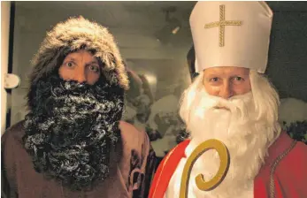  ?? FOTO: KOLPING TETTNANG ?? Der Nikolaus (rechts) und sein Gehilfe Knecht Ruprecht empfangen die Kinder am 5. Dezember.