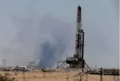  ?? FOTO: REUTERS / NTB SCANPIX ?? Røyk steg lørdag opp fra verdens største oljeproses­seringsanl­egg, Aramco, i Saudi-arabia etter et droneangre­p.