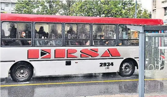  ?? PEDRO CASTILLO ?? YA SE VIAJABA PARADO. La semana pasada, un colectivo urbano con ventanilla­s cerradas, completo y con pasajeros viajando de parados. Ahora, se blanquea la situación.