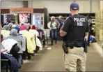  ??  ?? Federal officers with arrested workers