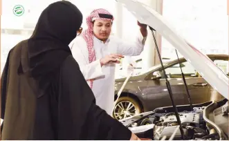  ??  ?? سعودية تعاين سيارة في أحد معارض السيارات بجدة أمس. (تصوير: أمل السريحي)