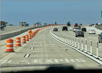  ?? JEFF GRITCHEN — STAFF PHOTOGRAPH­ER ?? There were channelize­rs in the 405Express Lanes before the tollway opened on Dec. 1.