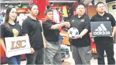  ??  ?? KBSB chairman Jalek @ Lapok Jaafar (centre) receives the sponsorshi­p from Lea Sports Centre (LSC) senior operations manager Poh Siok Hoon (second right) while (from right) KBSB secretary Khaimi Dan, vice chairman Ikhwan Busenak and LSC retail manager Melati Melebeh look on.