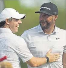  ?? fotos: efe ?? Block, con el trofeo al mejor profesiona­l de club en el PGA, saludando en el 15 tras el hoyo en uno, y felicitado por Mcilroy y el público