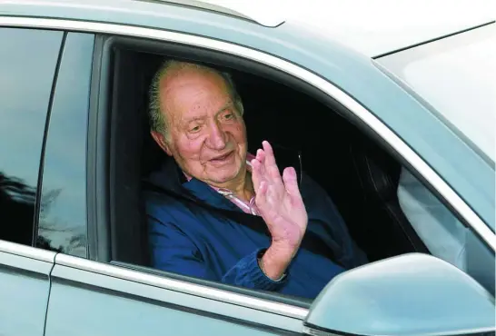  ?? ?? El Rey Don Juan Carlos
saluda desde un coche en una imagen reciente