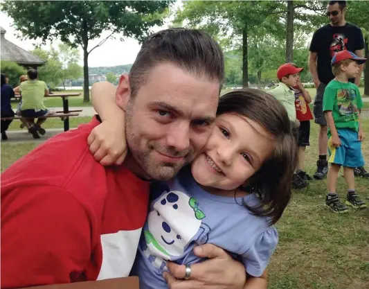  ?? PHOTO COURTOISIE ?? Jérémie Rosconi et sa fille Yaëlle. Le Sherbrooko­is se bat depuis un an en Suisse pour obtenir la garde de la petite.