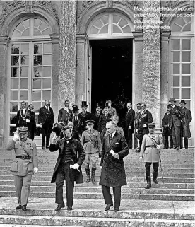  ??  ?? Maďarská delegace opouští palác Velký Trianon po podpisu smlouvy.
Foto: Profimedia