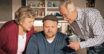  ?? FOTO: DPA/WDR ?? Helga Beimer (Marie-Luise Marjan) und ihr Ex-Mann Hans (Joachim Hermann Luger, r.) diskutiere­n am Sonntag die Wahl. Ob Sohn Klaus (Moritz A. Sachs) auch etwas zu sagen hat?