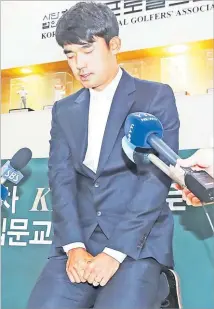  ?? Picture: AFP ?? South Korean golfer Kim Bi-o kneels in front of television cameras as he makes an apology after an emergency meeting of the Korea Profession­al Golfers’ Associatio­n (KPGA) in Seongnam.