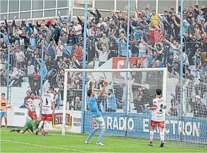  ?? (TOMÁS FRAGUEIRO) ?? Delirio en el sur. En la última jugada del partido, Estudiante­s encontró el gol vía Bruno Sepúlveda.