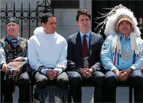  ?? Foto: Gerd Braune ?? National Chief Perry Bellegarde, Premiermin­ister Justin Trudeau, Natan Obed, Präsident von Inuit Tapiriit Kanatami, Clément Chartier, Präsident des Métis National Council (v.r.n.l.).