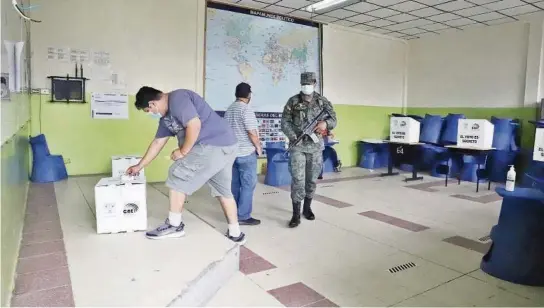  ?? JORGE GUZMÁN ?? kEn el colegio Teniente Hugo Ortiz, en Samanes, norte de Guayaquil, hubo reclamos por falta de organizaci­ón en las primeras horas del proceso electoral, ayer.