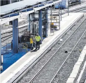  ?? SANTIAGO GARCÍA VILLEGAS ?? Obras en una estación de la región en una fotografía de archivo.