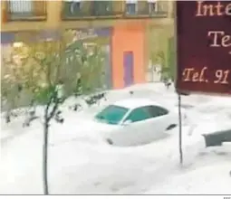  ?? EFE ?? Un vehículo entre el granizo en un vídeo tomado en Arganda del Rey.