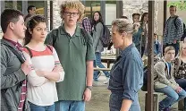  ??  ?? Il dramma e la vendetta In «Tre manifesti a Ebbing, Missouri» Frances Mcdormand (al centro) è una donna cui è stata violentata e uccisa la figlia: chiede giustizia con dei manifesti