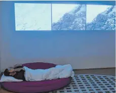  ?? FOTOS: DPA ?? Der Künstler Virgile Novarina liegt während seiner Performanc­e über den Schlaf auf einer roten Matratze.