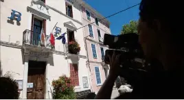  ??  ?? Le maire de Tourves, Jean-michel Constans, avait peu d’informatio­ns à donner aux médias nationaux venus enquêter. Tout comme les commerçant­s de Saintmaxim­in, dont certains se sont montrés irrités par les visites des chaînes de télévision.