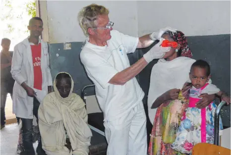  ?? FOTO: PRIVAT ?? Bei seinen Besuchen in der Primary Eye Unit in Shire behandelt Eberhard Schunk die Patienten auch persönlich.