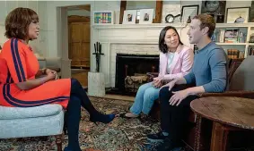  ??  ?? In famiglia Mark Zuckerberg, 35 anni, con la moglie Priscilla Chan, 34, nel salotto della loro casa di Palo Alto, cinque stanze e cinque bagni a poca distanza dal quartier generale di Facebook, in piena Silicon Valley. Con loro c’è la conduttric­e Gayle King, dell’emittente americana Cbs, che ieri ha trasmesso una rarissima intervista concessa dalla coppia fra le mura di casa
