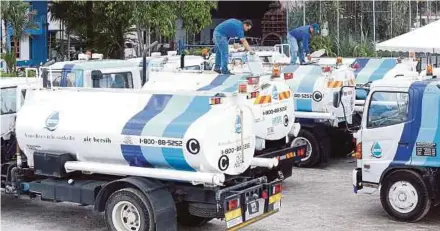  ?? FILE PIC ?? Syabas personnel checking tankers to deliver water to residents during a supply interrupti­on in 2016.