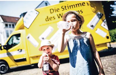  ?? RP-FOTOS (2): ANDREAS BRETZ ?? Leopold (4) und Helene (7) trinken eigentlich lieber Limonade, aber bei den aktuellen Temperatur­en darf es auch einmal Wasser sein.