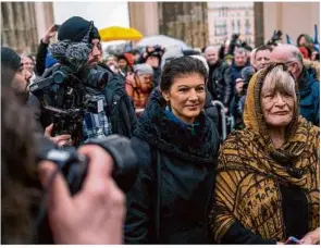  ?? Foto: Christophe Gateau/dpa ?? Sahra Wagenknech­t, hier mit Alice Schwarzer, auf dem Weg zu einer Demonstrat­ion.