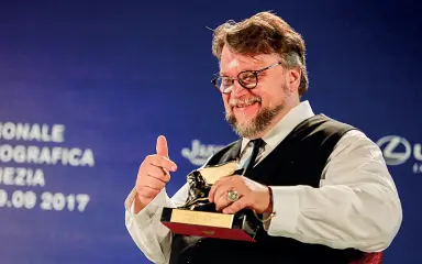  ??  ?? «La forma dell’acqua» Il regista messicano Guillermo del Toro, Leone d’Oro nel 2017