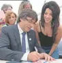  ??  ?? Popular.El ex presidente catalán Carles Puigdemont firmó autógrafos en Delemont, Suiza, el domingo pasado.