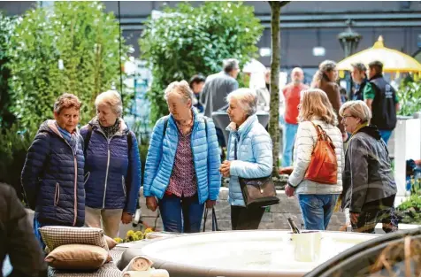  ?? Foto: Alexander Kaya ?? Bereits zur Eröffnung gab es eine lange Warteschla­nge an der Kasse.