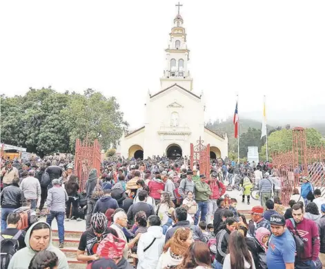  ??  ?? ► Una gran cantidad de feligreses se agolpó en las afueras del santuario.