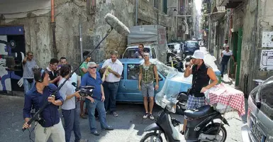  ??  ?? Vicoli Sopra, Abel Ferrara sul set del suo film «Napoli Napoli Napoli» . A sinistra, Gaetano Di Vai sul set del suo doc «Largo Baracche»