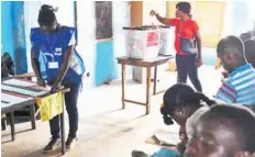  ??  ?? GLENNA GORDON | AFP Eleitores liberianos não sabem quando voltam às urnas