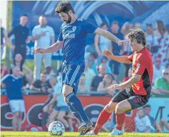  ?? FOTO: WOLF ?? Daniel Schachtsch­neider (links) hat beim FV Ravensburg in der Sturmspitz­e gerade die Nase vorn.