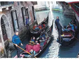  ??  ?? Touristen gondeln durch Venedig: Doch für die Venezianer wird das Leben immer unleistbar­er – sie demonstrie­rten mit Koffern und sagten „Lebe wohl“