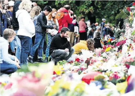  ?? GETTY ?? Eine Nation steht unter Schock: Menschen legen Blumen für die Opfer des rechtsextr­emen Terroransc­hlags nieder.