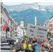  ??  ?? In Innsbruck demonstrie­rten 16.000 bis 18.000 Menschen, mit dabei waren Landeshaup­tmann Günther Platter (ÖVP) und seine grüne Stellvertr­eterin Ingrid Felipe