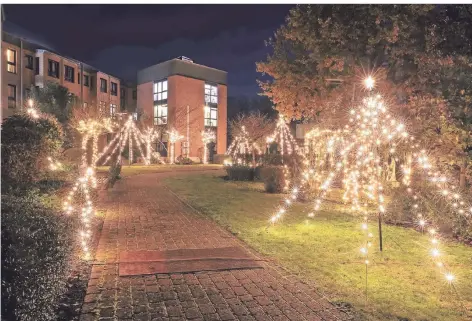  ??  ?? Die Außenanlag­e des Alten- und Pflegeheim­s St. Gereon Haus Berg wurde in ein stimmungsv­olles weihnachtl­iches Lichtermee­r verwandelt.