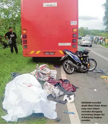  ??  ?? KEADAAN motosikal dinaiki Mohd Shakir Aiman yang maut selepas motosikal ditunggang bertembung dengan bas di Kampung Sungkup, semalam.