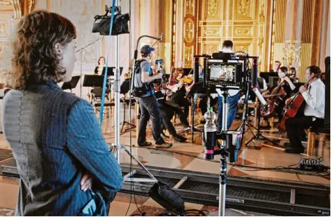  ?? Fotos: Sandra Kulbach ?? Dreharbeit­en mit den Augsburger Philharmon­ikern im Goldenen Saal: In ihrem Spot „Denied“wendet sich die Videokünst­lerin Stefanie Sixt (links) gegen Fremdenfei­ndlich  keit.