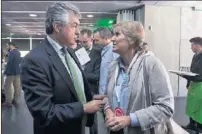  ??  ?? CHARLA. Luis Gómez (Iberdrola) y Paloma del Río (TVE).