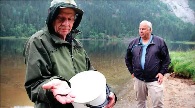  ?? Foto: kjetil reite ?? Tor Moseid (t.v.) og Toralv Andersen frå Valle kjempa hardt med rusefangst for å utrydde ørekyta, men har gjeve opp.