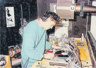  ?? CONTRA ?? Carlos Simó, discjockey de Barraca entre 1980-86. A la derecha, Distrito10, en Valencia ciudad, una de las discotecas más grandes de la época